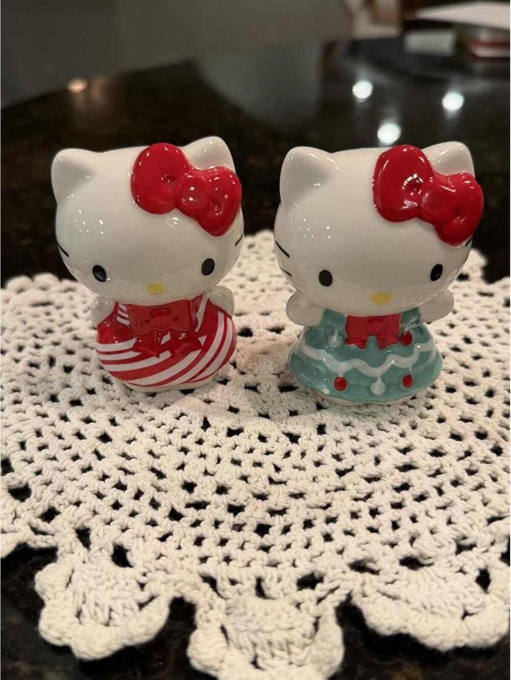 Hello Kitty Salt And Pepper Shakers Sanrio